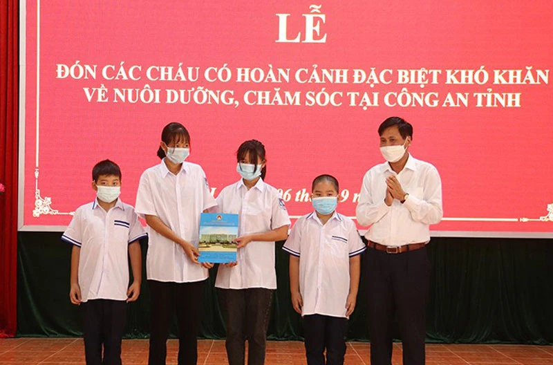 Các trẻ em có hoàn cảnh khó khăn được Công an tỉnh Sơn La nhận chăm sóc, nuôi dưỡng.