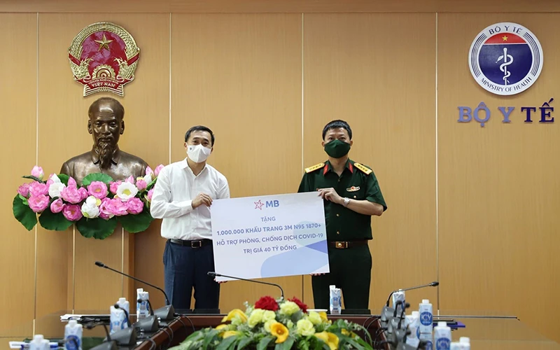 Thứ trưởng Y tế Trần Văn Thuấn tiếp nhận 1 triệu khẩu trang 3M 1870 đạt chuẩn trị giá 40 tỷ đồng từ ông Trần Minh Đạt, Phó Tổng Giám đốc Ngân hàng Quân đội.