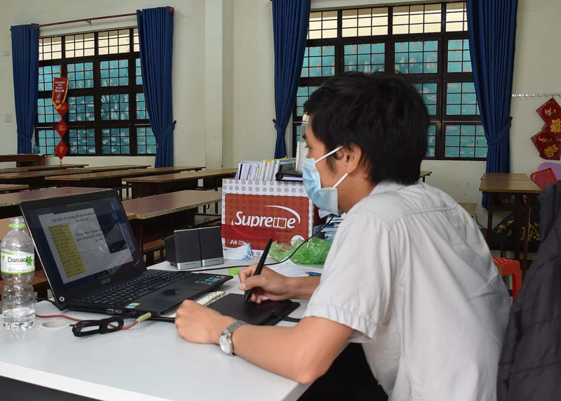 Giáo viên Trường THPT Chi Lăng (TP Pleiku, tỉnh Gia Lai) dạy trực tuyến cho học sinh. (Ảnh: HÀ PHƯƠNG)