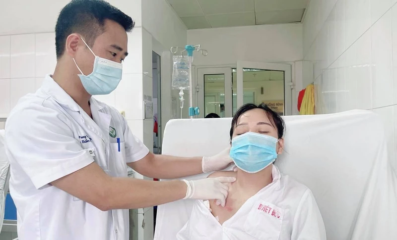 Bệnh viện Hữu nghị Việt Đức đã phẫu thuật thành công điều trị vẹo cổ do xơ cơ ức đòn chũm bằng kỹ thuật nội soi. Ảnh: BV Việt Đức