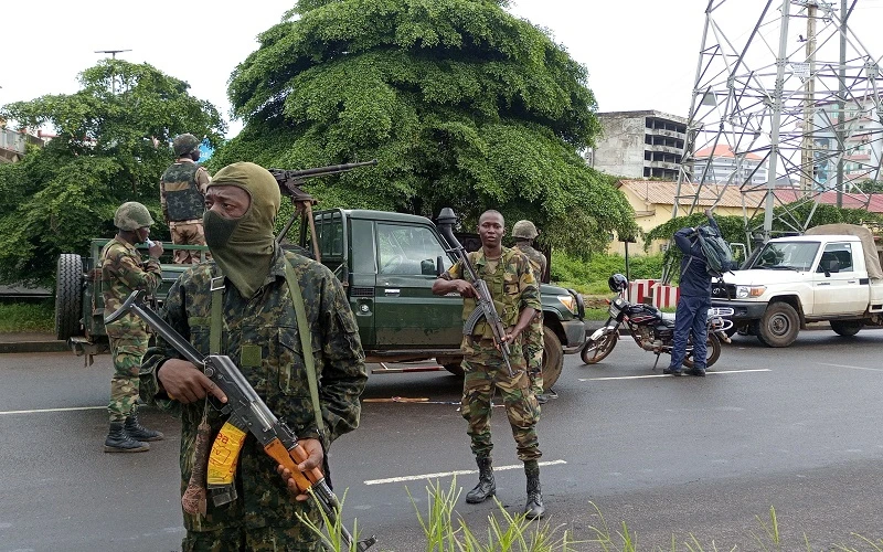 Các binh sĩ quân đội Guinea đóng chốt ở 1 trạm kiểm soát sau cuộc binh biến tại khu vực Kaloum, thủ đô Conakry, ngày 6/9/2021. (Ảnh: Reuters)