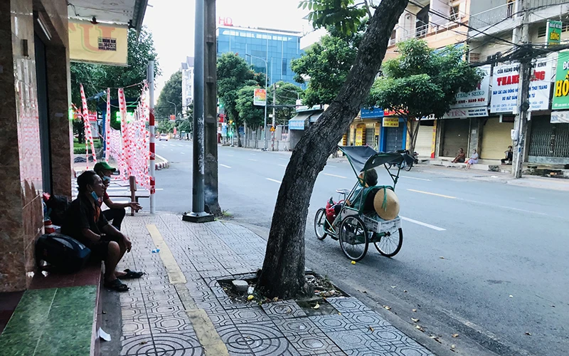 Nhiều người lang thang trên đường Cách mạng Tháng Tám, cách trụ sở UBND phường Thanh Bình, TP Biên Hòa (Đồng Nai) khoảng 400m vào 18 giờ ngày 5/9.