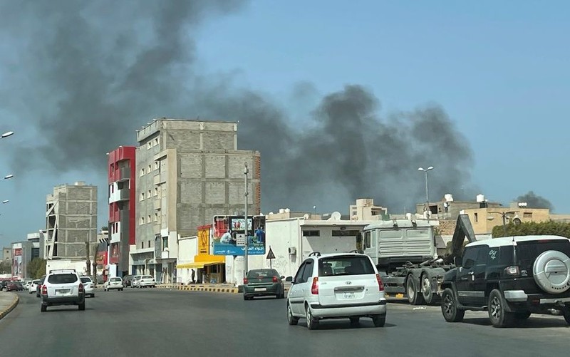 Khói bốc lên trong vụ tấn công vào 1 cơ quan hành chính ở Tripoli, Libya, ngày 31/8/2021. (Ảnh: Reuters)