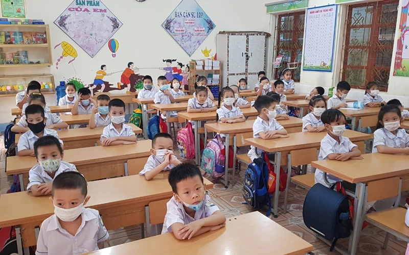 Học sinh Trường Tiểu học Trần Phú, thành phố Hà Giang khai giảng năm học mới trong tiết học đầu tiên .