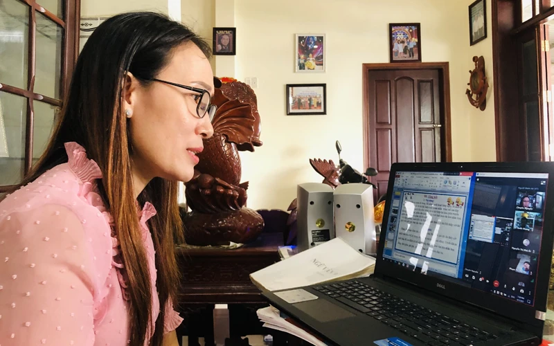 Cô giáo Nguyễn Thị Chuyên, giáo viên Trường THPT Hiệp Thành (TP Bạc Liêu) dạy trực tuyến ngày đầu tiên tại nhà, sáng 6/9.