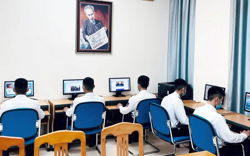 Chiến sĩ Cảnh sát biển tham gia thi trực tuyến tìm hiểu Luật Cảnh sát biển Việt Nam.