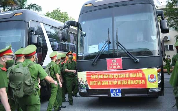 Cán bộ, chiến sĩ trường Học viện Cảnh sát nhân dân lên đường chi viện các tỉnh phía nam phòng, chống dịch bệnh.