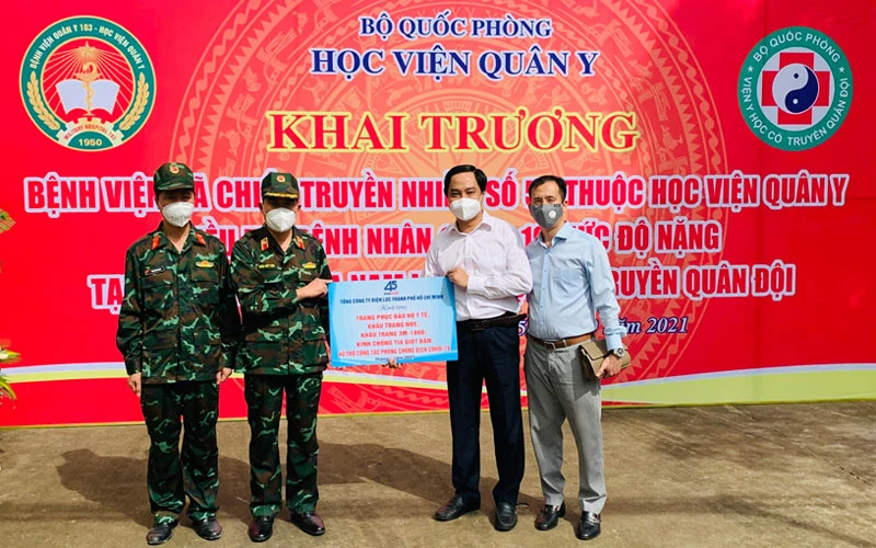 Đại diện EVNHCMC trao bảng hỗ trợ thiết bị y tế cho Bệnh viện dã chiến truyền nhiễm số 5G.