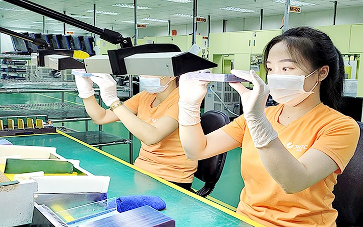 Công nhân Công ty TNHH JNTC Vina (Khu công nghiệp Thụy Vân, tỉnh Phú Thọ) trong giờ làm việc. Ảnh: ANH THƠ