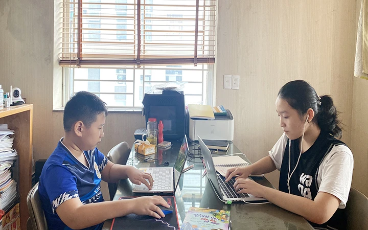 Giờ học trực tuyến của các em học sinh TP Vinh (Nghệ An). Ảnh: ĐỨC ANH