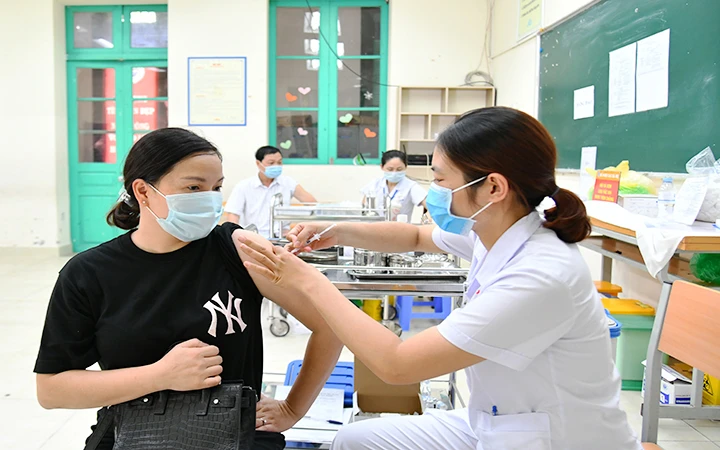 Tiêm vắc-xin phòng Covid-19 cho người dân trên địa bàn quận Hoàn Kiếm (TP Hà Nội). Ảnh: MỸ HÀ