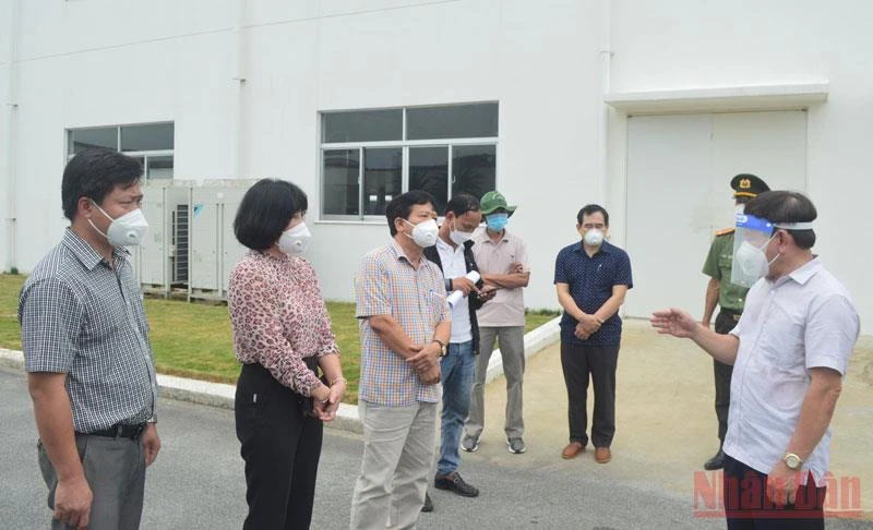 Chủ tịch UBND tỉnh Quảng Ngãi Đặng Văn Minh (bên phải) kiểm tra công tác phòng, chống dịch tại Khu công nghiệp VSIP Quảng Ngãi. 