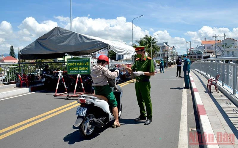 Lực lượng chức năng kiểm soát chặt người và phương tiện đi vào “vùng xanh”, khu vực an toàn bảo đảm phòng, chống dịch Covid1-9 phía bắc TP Phan Thiết (Bình Thuận).