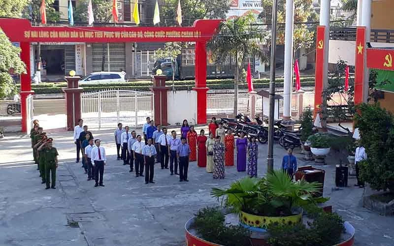 Cán bộ, công chức phường Chánh Lộ (TP Quảng Ngãi) thực hiện nghi thức chào cờ. 
