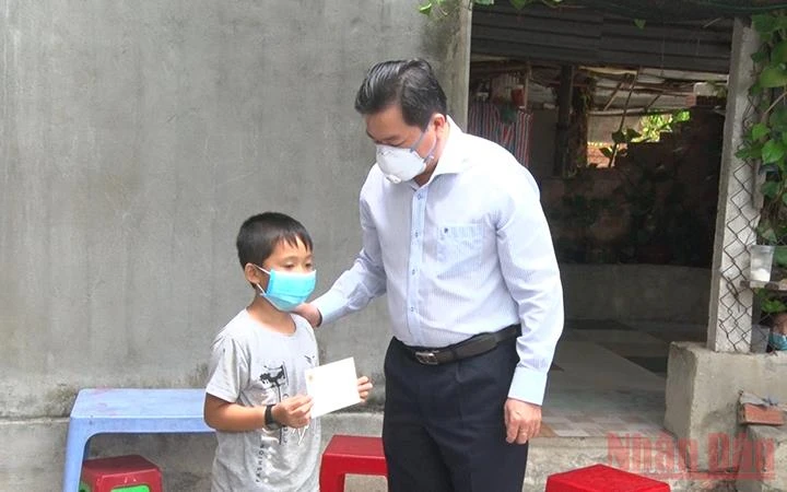 Chủ tịch UBND tỉnh Phú Yên, ông Trần Hữu Thế trao quà hỗ trợ cho con của bệnh nhân Covid-19 tử vong tại xã Hòa An, huyện Phú Hòa.