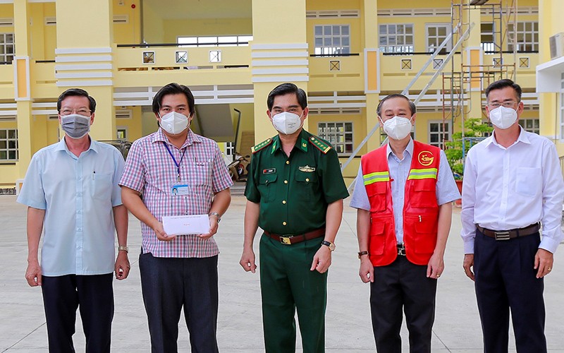 Bộ đội Biên phòng TP Hồ Chí Minh và các đơn vị thăm, hỗ trợ kinh phí tại xã Lý Nhơn, huyện Cần Giờ.