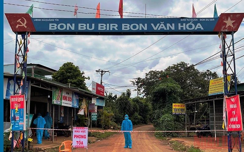 Điểm phong tỏa tại bon Bu Bir, xã Quảng Tín, nơi phát hiện trường hợp đầu tiên dương tính với SARS-CoV-2 tại huyện Đắk R’Lấp.