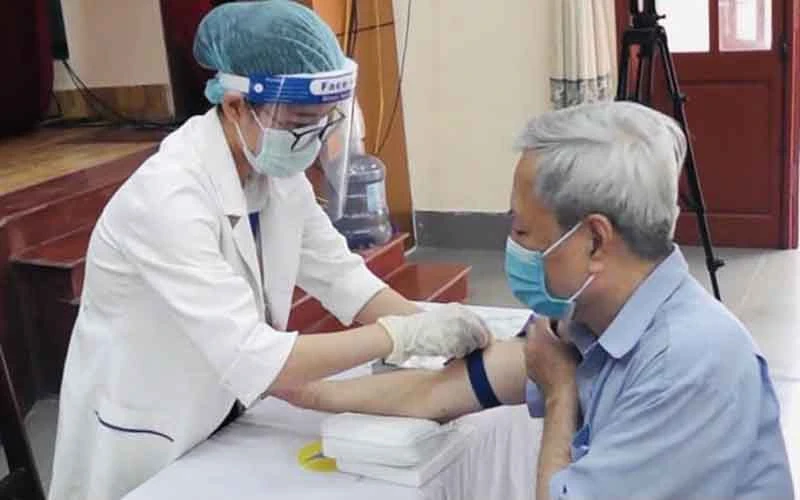 Kiểm tra sức khỏe tiêm vaccine phòng, chống Covid-19 cho người cao tuổi ở TP Hải Dương.