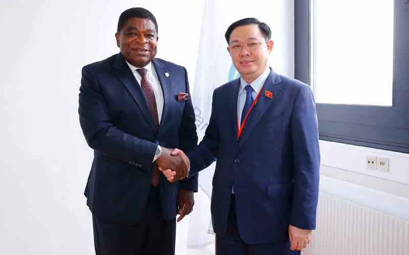 Chủ tịch Quốc hội Vương Đình Huệ và Tổng Thư ký Liên minh Nghị viện thế giới (IPU) Martin Chungong. (Ảnh:quochoi.vn)