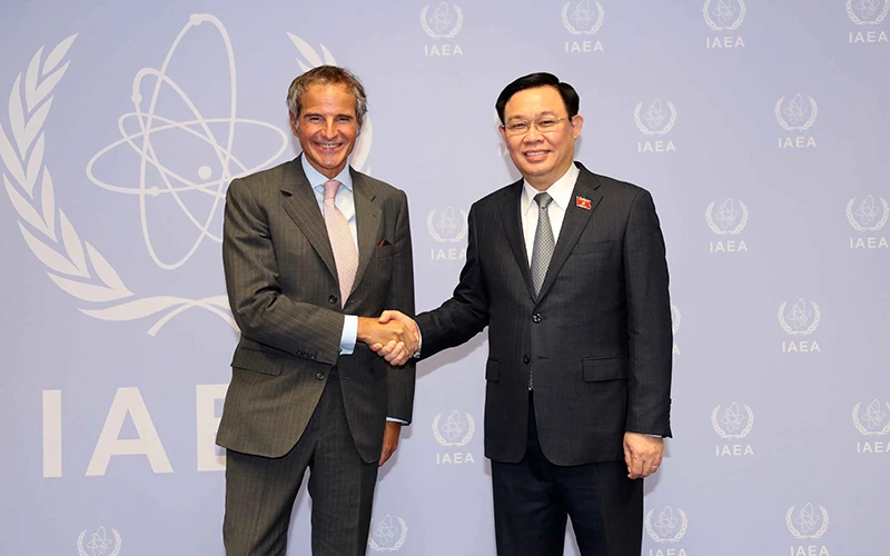 Chủ tịch Quốc hội Vương Đình Huệ và Tổng Giám đốc cơ quan năng lượng nguyên tử Quốc tế (IAEA) ông Rafael Mariano Grossi. Ảnh: Doãn Tấn - TTXVN.