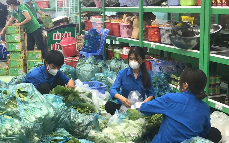 Các bạn đoàn viên, thanh niên huyện Long Điền, tỉnh Bà Rịa-Vũng Tàu đi chợ giúp người dân trong các khu phong tỏa thị trấn Long Hải.