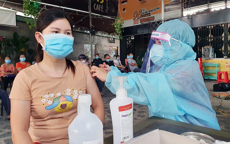 Tiêm vắc-xin ngừa Covid-19 cho người dân phường Trảng Dài, TP Biên Hòa (Ðồng Nai). Ảnh: Hoàn Lê 