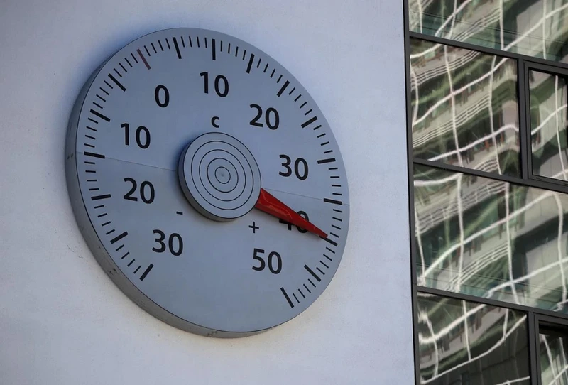 Nhiệt kế gắn trên tường trụ sở Công ước khung của Liên hợp quốc về biến đổi khí hậu (UNFCCC) cho thấy nhiệt độ ở Bonn, Đức vào ngày 31/7/2020 là 40 độ C. Ảnh: Reuters.