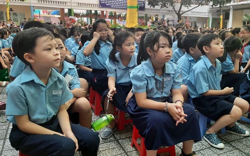 Học sinh Trường tiểu học Đinh Tiên Hoàng, quận 1, TP Hồ Chí Minh tại Lễ đón nhận Huân chương Lao động hạng Nhất.