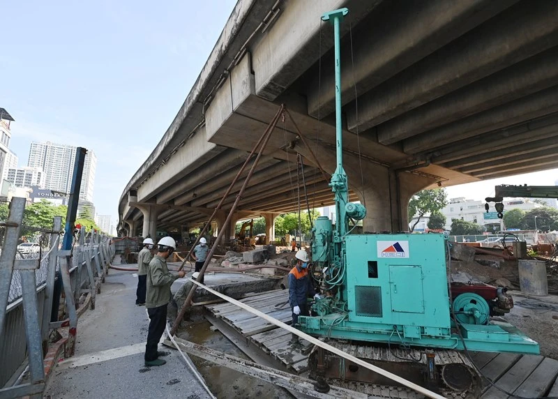 Công trình thi công đường vành đai 2 trên cao, đoạn từ cầu Mai Động đến Ngã tư vọng. (Ảnh: DUY LINH)