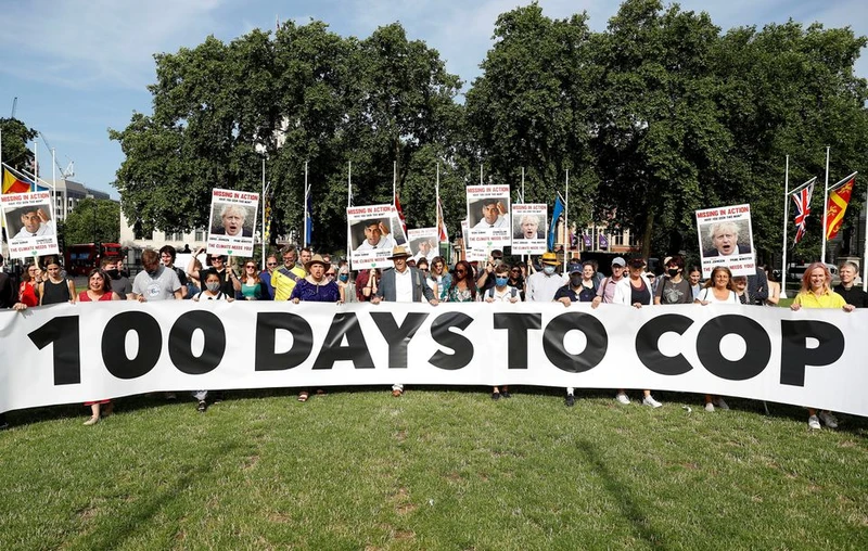 Một cuộc biểu tình của Mạng lưới Hành động Khí hậu vào ngày 23/7 tại Quảng trường Quốc hội, London, Anh, khi còn 100 trăm ngày nữa sẽ diễn ra Hội nghị thượng đỉnh về khí hậu COP26. Ảnh: Reuters.
