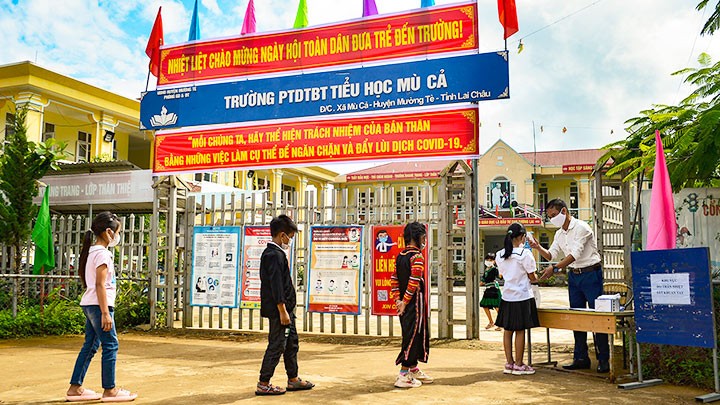 Biên giới - Hiện nay, biên giới Việt Nam đã trở thành địa điểm không chỉ để bảo vệ đất nước mà còn là điểm đến du lịch hấp dẫn, nơi khám phá văn hóa, ẩm thực và cảnh đẹp của các dân tộc thiểu số. Tham quan biên giới, bạn có thể tìm hiểu sự lịch sử, tình cảm và niềm vui của những người dân nơi đây, tạo nên ấn tượng đáng nhớ.