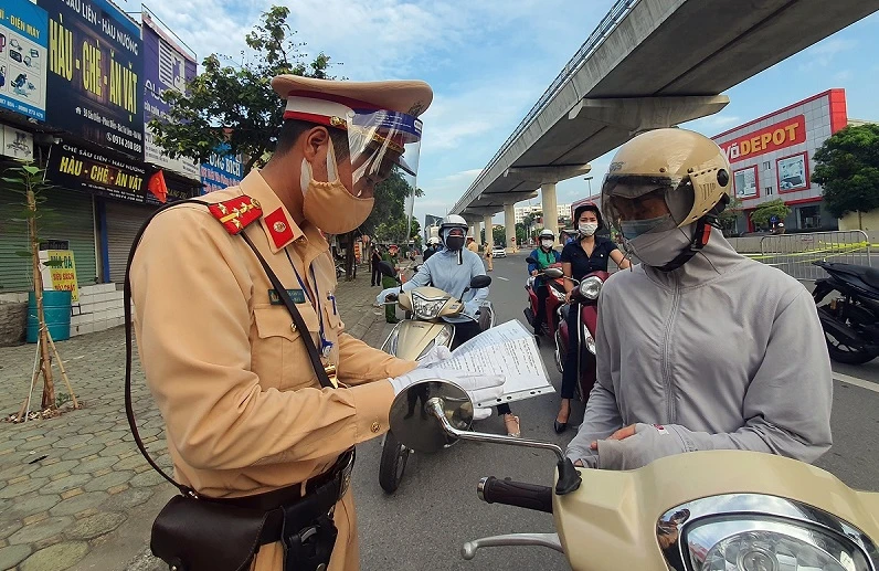Các chốt kiểm soát tại Hà Nội thông thoáng trong ngày đầu kiểm tra chặt giấy đi đường