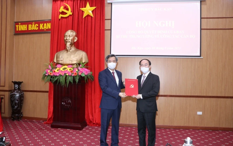 Đồng chí Nguyễn Quang Dương, Phó Trưởng Ban Tổ chức Trung ương (bên trái) trao Quyết định của Ban Bí thư cho đồng chí Nguyễn Đăng Bình.