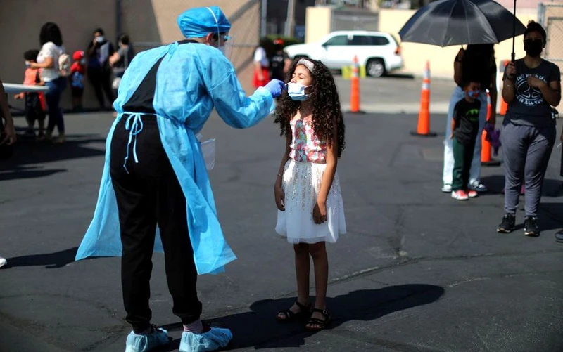 Lấy mẫu xét nghiệm Covid-19 cho trẻ em tại South Gate, Los Angeles, bang California, Mỹ, ngày 12/8/2021. (Ảnh: Reuters)