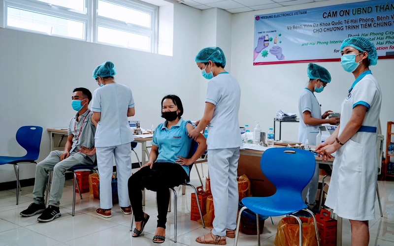 Công nhân tại Khu công nghiệp Tràng Duệ (huyện An Dương) được tiêm vaccine Vero Cell.