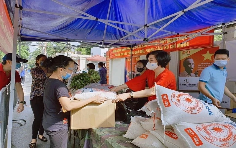 Hỗ trợ người lao động gặp khó khăn trong mùa dịch tại Hà Nội.