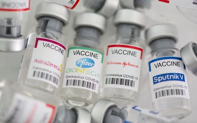 Theo ước tính của IFPMA, số lượng vaccine được sản xuất sẽ đạt 24 tỷ liều vào giữa năm tới. (Ảnh: Reuters)