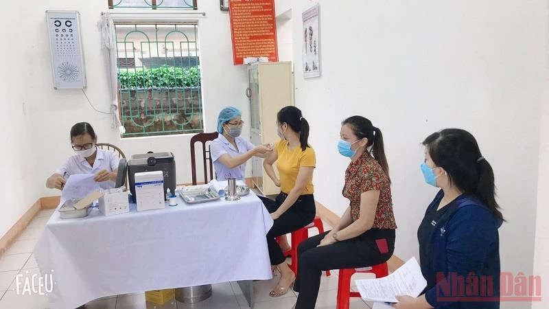 Nhóm đối tượng cán bộ quản lý tại các trường học trên địa bàn xã Tân Phong (Vũ Thư, tỉnh Thái Bình) được tiêm vaccine phòng Covid-19.
