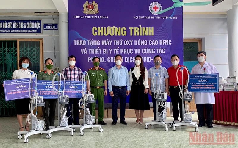 Các cơ sở y tế trên địa bàn tỉnh Tuyên Quang tiếp nhận máy hỗ trợ công tác phòng, chống dịch.