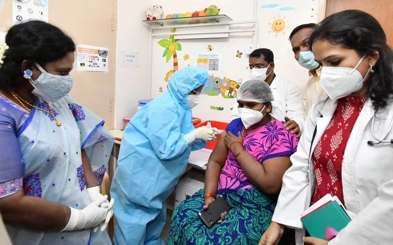 Diễn tập tiêm chủng đại trà vaccine Covid-19 tại một bệnh viện ở thành phố Hyderabad, bang Telangana, Ấn Độ. 