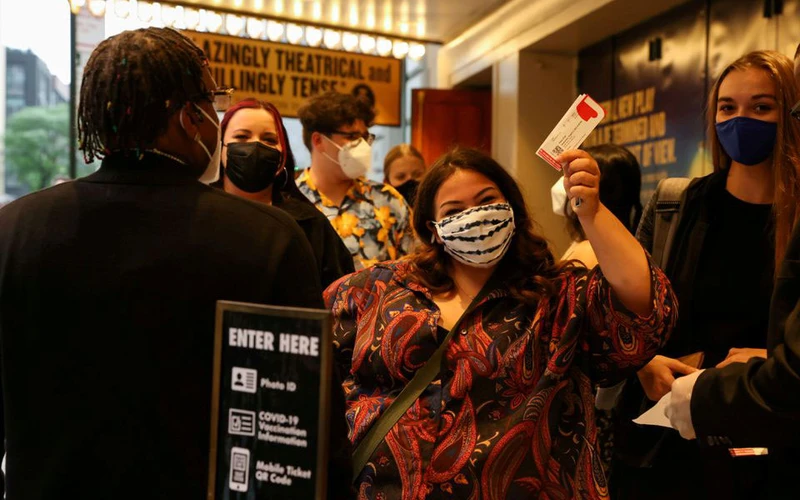 Một nữ khán giả khoe tấm vé buổi diễn mở màn của sân khấu Broadway. (Ảnh: Reuters)