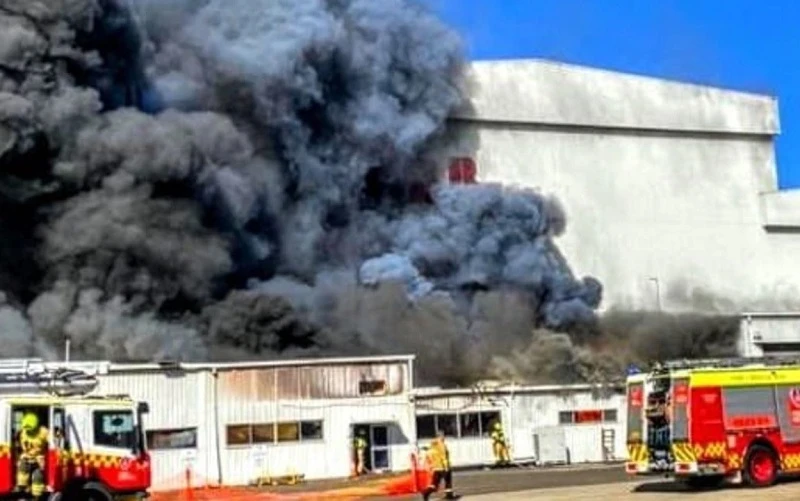 Lực lượng cứu hỏa nỗ lực dập tắt đám cháy. (Ảnh: dailytelegraph.com.au)