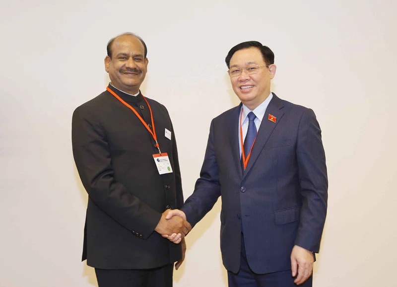 Chủ tịch Quốc hội Vương Đình Huệ và Chủ tịch Hạ viện Ấn Độ Om Birla. (Ảnh: DOÃN TẤN)