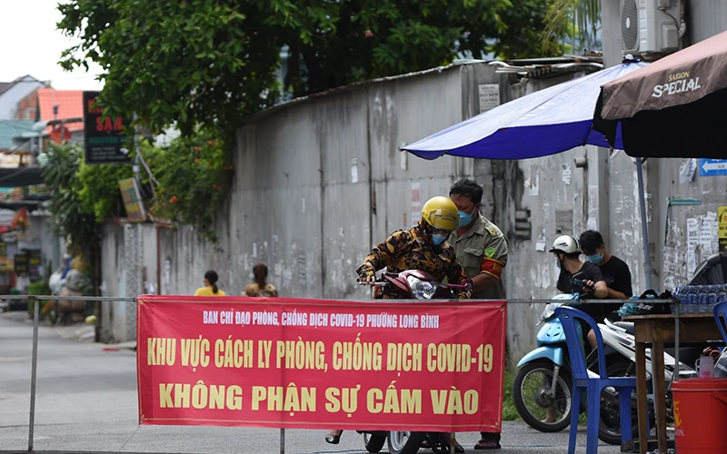 Chốt kiểm soát khu vực phong tỏa tại phường Long Bình, địa bàn tập trung đông nhà trọ nhất TP Biên Hòa (Đồng Nai).