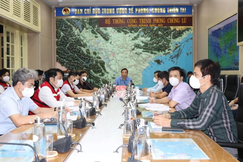 Tổng Cục trưởng Phòng chống thiên tai Trần Quang Hoài chủ trì cuộc họp ứng phó với bão Conson sáng 8/9.