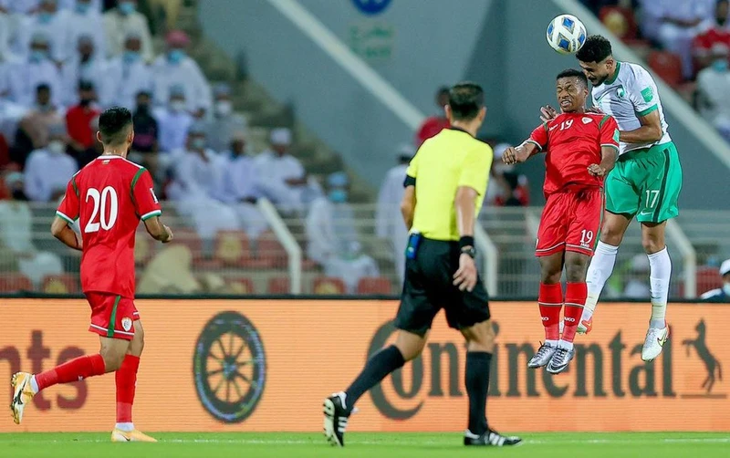 Cũng giống đội tuyển Việt Nam, Oman (áo đỏ) đã chơi rất nỗ lực trước đối thủ mạnh và chỉ chịu thua tối thiểu 0-1. (Ảnh: AFC)