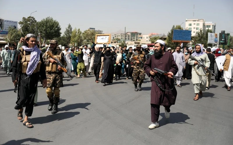Thành viên của Taliban đi trước đoàn người biểu tình tại thủ đô Kabul, Afghanistan, ngày 7/9. (Ảnh: Wana/Reuters)