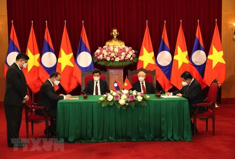 Tổng Bí thư Nguyễn Phú Trọng và Tổng Bí thư, Chủ tịch nước Lào Thongloun Sisoulith chứng kiến Lễ ký kết văn kiện hợp tác giữa 2 nước, ngày 28/6/2021 tại Hà Nội. (Ảnh: TTXVN)