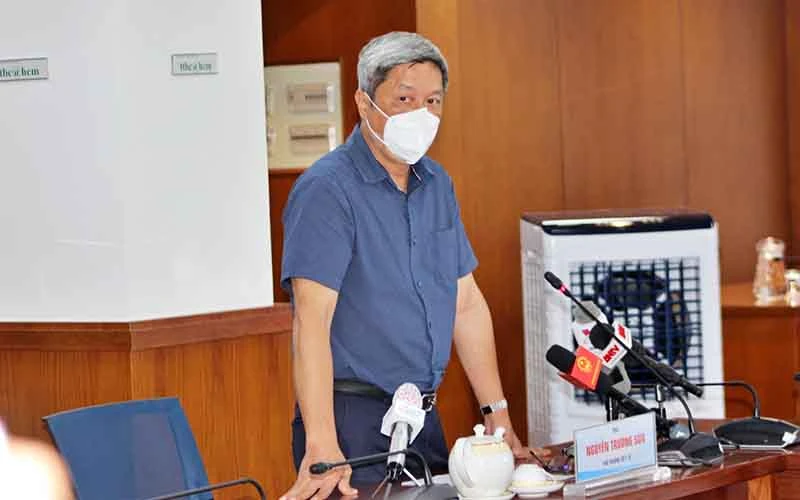 Thứ trưởng Y tế Nguyễn Trường Sơn trả lời câu hỏi của phóng viên tại buổi họp báo.