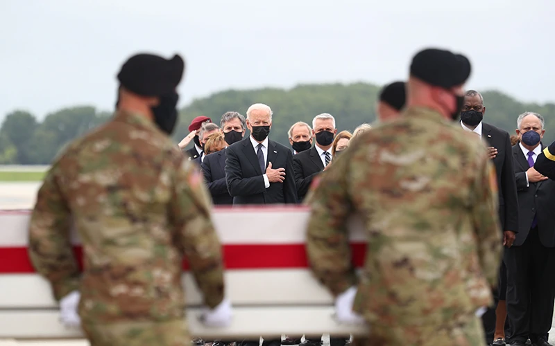 Tổng thống Joe Biden đón những người lĩnh Mỹ cuối cùng trở về từ Afghanistan.Ảnh REUTERS